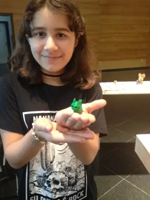 Jovem-aprende-a-fabricar-um-toy-na-impressora-3D