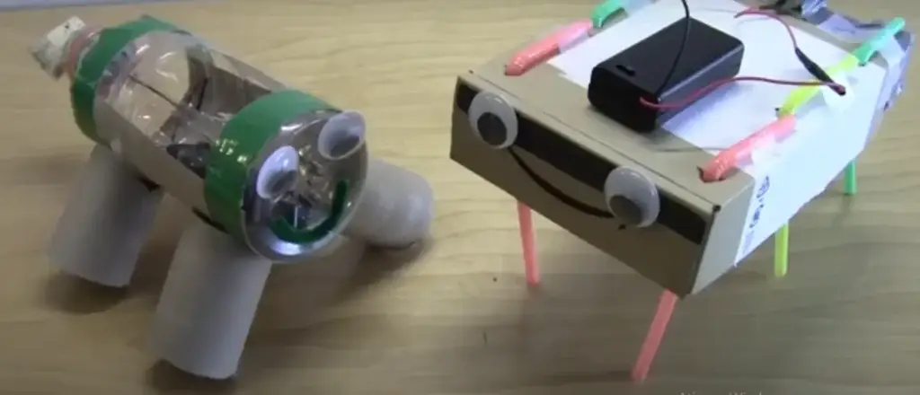 No Construindo Junkbots—Robôs a partir de Materiais Reciclados aula, os alunos projetam e constroem robôs simples a partir de materiais reciclados e artesanais. Com pilhas AA e motores CC, os alunos criam seus próprios robôs e aprendem sobre circuitos abertos e fechados. Assim como outros robôs introdutórios, os junkbots se movimentam devido à vibração do motor. Usando o processo de projeto de engenharia, os alunos são desafiados a encontrar maneiras de melhorar o movimento e a velocidade de seus robôs, fazendo alterações no projeto ou nos materiais usados.